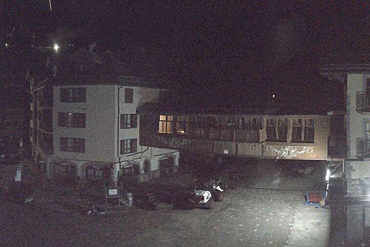 This webcam view gives a direct view into the pedestrian centre of Les Arcs 1950