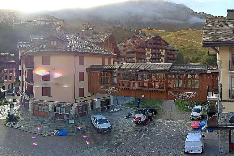 This webcam view gives a direct view into the pedestrian centre of Les Arcs 1950