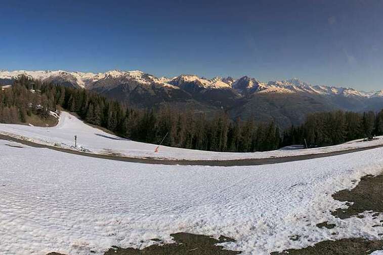 Panoramic webcam view from the Fornelet at 2000m in Montalbert, La Plagne