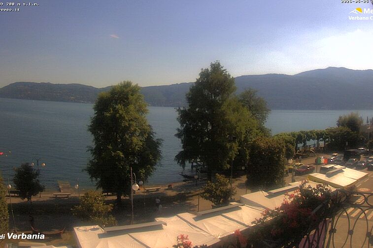 This webcam is located in the Italian city of Verbania and overlooks Lake Maggiore on the south side of the Alps