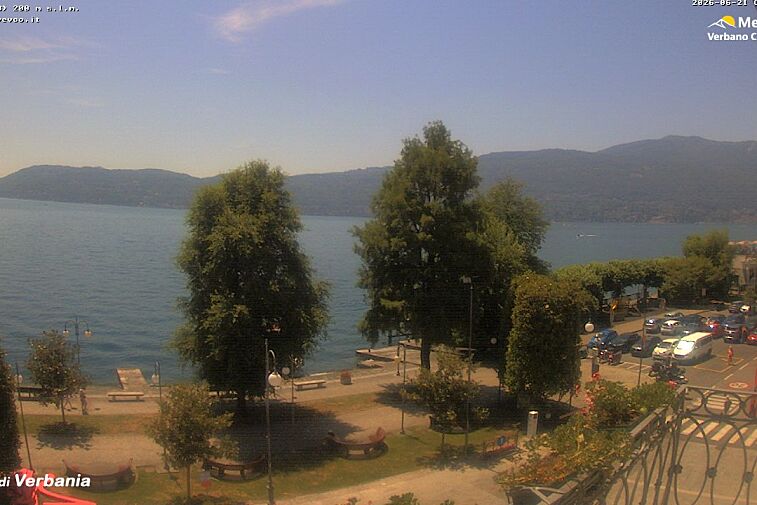 This webcam is located in the Italian city of Verbania and overlooks Lake Maggiore on the south side of the Alps