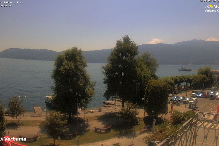 This webcam is located in the Italian city of Verbania and overlooks Lake Maggiore on the south side of the Alps