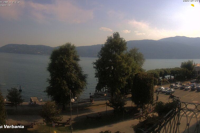This webcam is located in the Italian city of Verbania and overlooks Lake Maggiore on the south side of the Alps
