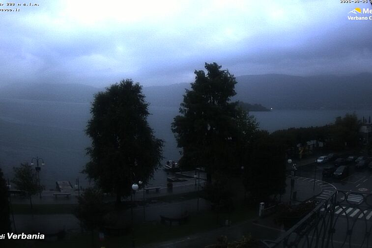This webcam is located in the Italian city of Verbania and overlooks Lake Maggiore on the south side of the Alps