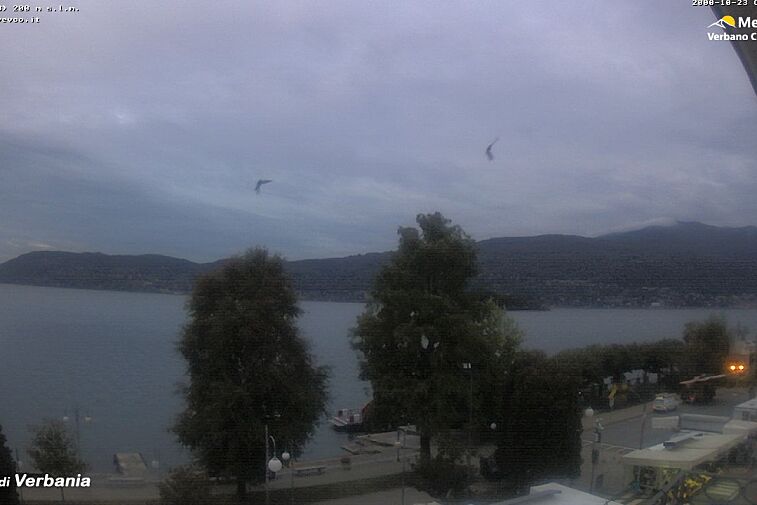 This webcam is located in the Italian city of Verbania and overlooks Lake Maggiore on the south side of the Alps