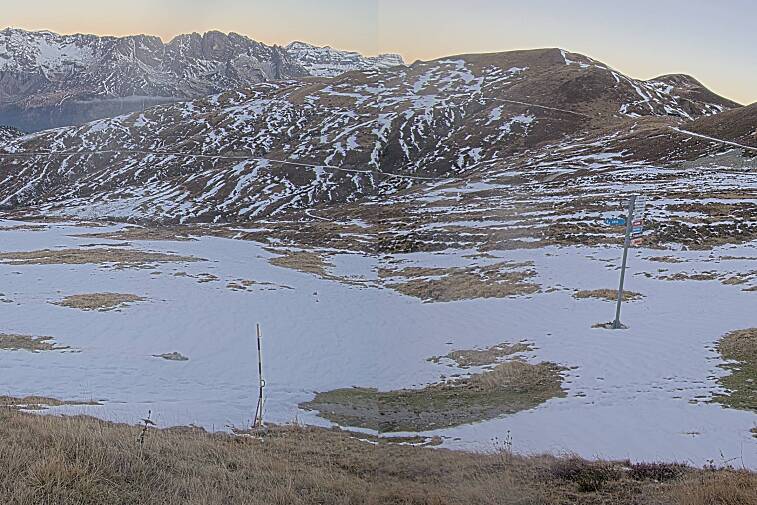 Webcam view from the top end of the Chamonix valley at the Domaine de la Balme, which links Le Tour and Vallorcine