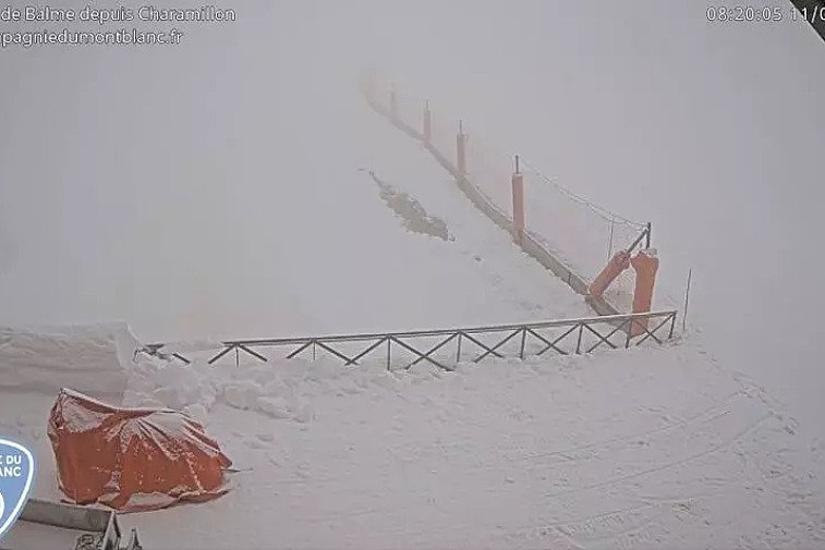 This webcam view gives you a glimpse of the current conditions up across the Domaine de Balme ski area and is very handy to see what the queues are like at the Autannes chairlift