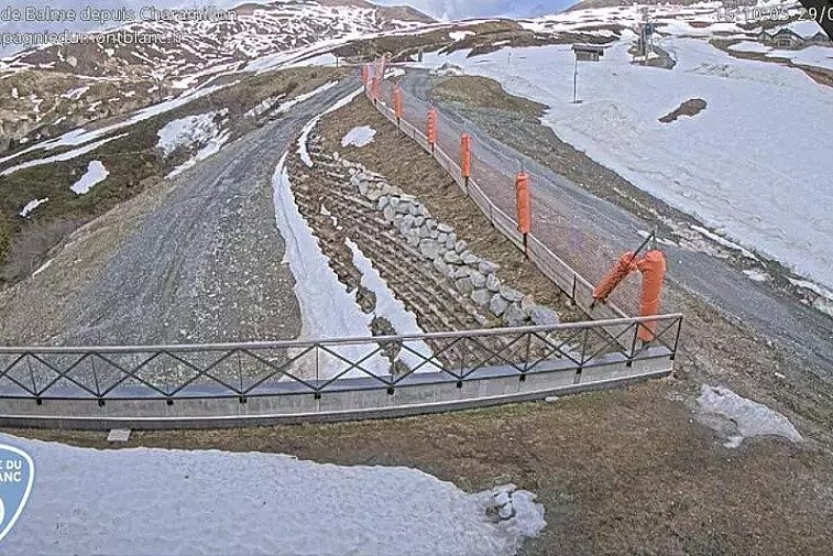 This webcam view gives you a glimpse of the current conditions up across the Domaine de Balme ski area and is very handy to see what the queues are like at the Autannes chairlift