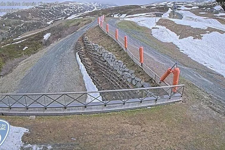 This webcam view gives you a glimpse of the current conditions up across the Domaine de Balme ski area and is very handy to see what the queues are like at the Autannes chairlift