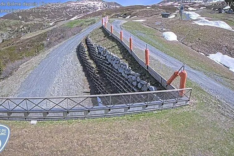 This webcam view gives you a glimpse of the current conditions up across the Domaine de Balme ski area and is very handy to see what the queues are like at the Autannes chairlift