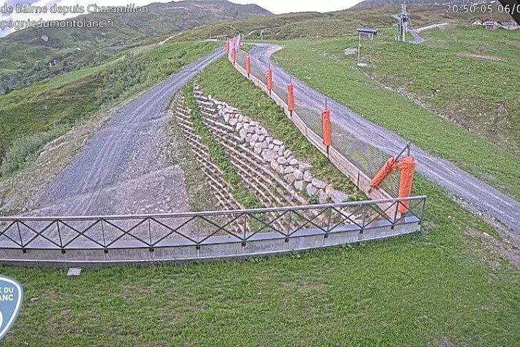 This webcam view gives you a glimpse of the current conditions up across the Domaine de Balme ski area and is very handy to see what the queues are like at the Autannes chairlift