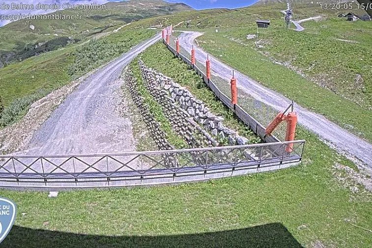This webcam view gives you a glimpse of the current conditions up across the Domaine de Balme ski area and is very handy to see what the queues are like at the Autannes chairlift