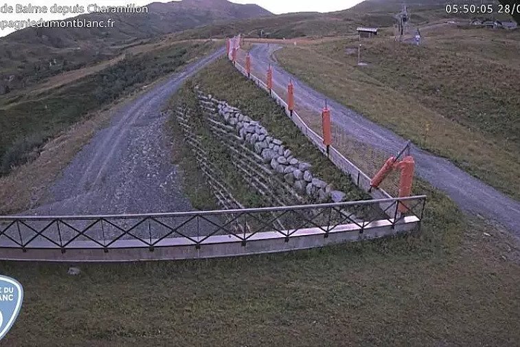 This webcam view gives you a glimpse of the current conditions up across the Domaine de Balme ski area and is very handy to see what the queues are like at the Autannes chairlift