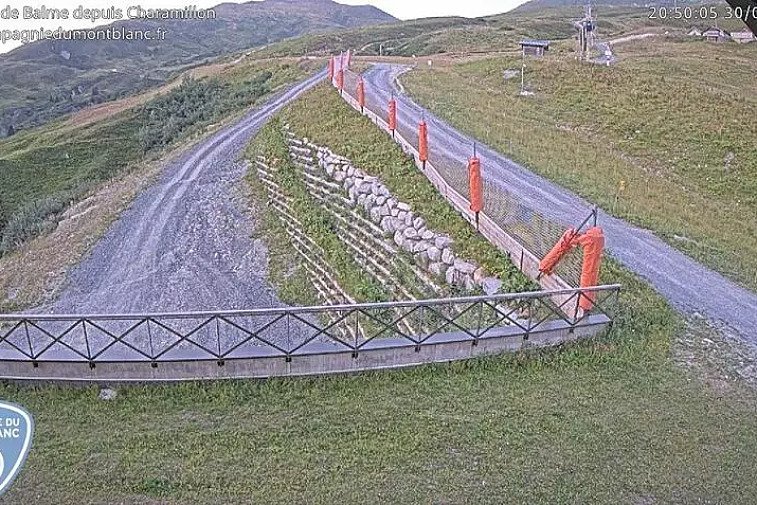 This webcam view gives you a glimpse of the current conditions up across the Domaine de Balme ski area and is very handy to see what the queues are like at the Autannes chairlift