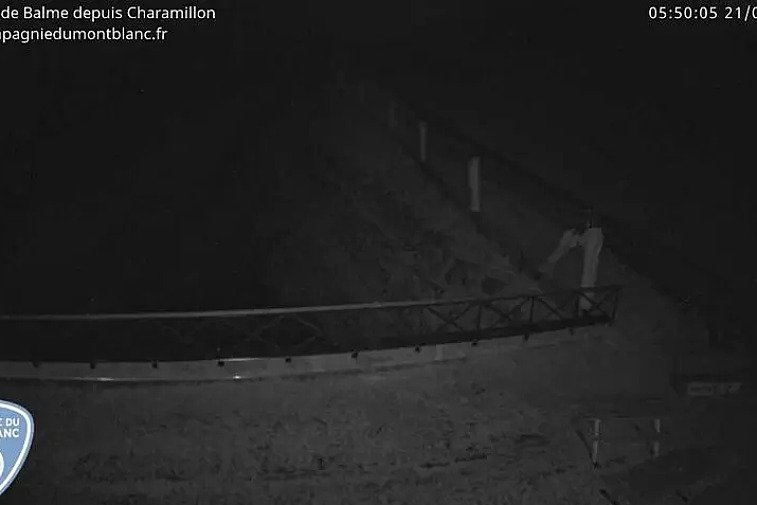 This webcam view gives you a glimpse of the current conditions up across the Domaine de Balme ski area and is very handy to see what the queues are like at the Autannes chairlift