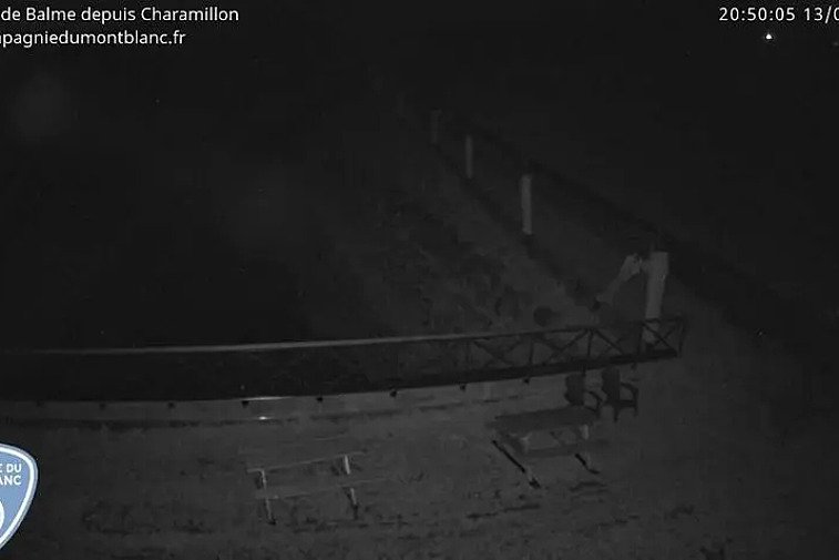 This webcam view gives you a glimpse of the current conditions up across the Domaine de Balme ski area and is very handy to see what the queues are like at the Autannes chairlift