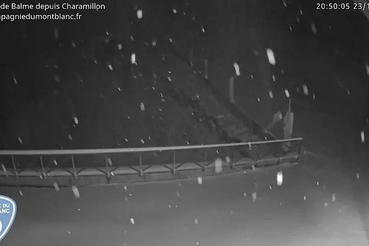 This webcam view gives you a glimpse of the current conditions up across the Domaine de Balme ski area and is very handy to see what the queues are like at the Autannes chairlift