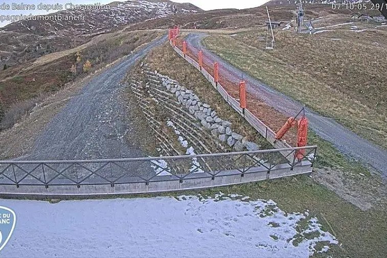 This webcam view gives you a glimpse of the current conditions up across the Domaine de Balme ski area and is very handy to see what the queues are like at the Autannes chairlift