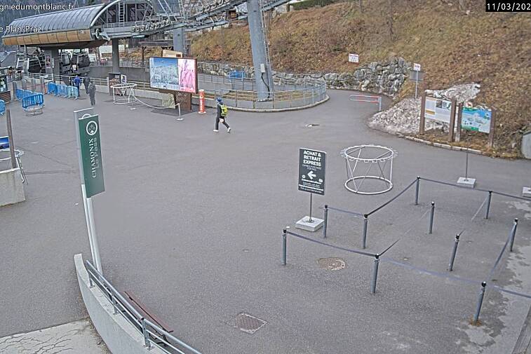 This Brevent webcam view gives you a glimpse of the current queue conditions going up the Planpraz telecabin for the Brevent ski area