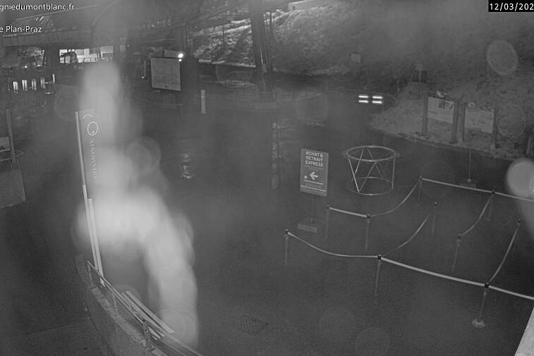 This Brevent webcam view gives you a glimpse of the current queue conditions going up the Planpraz telecabin for the Brevent ski area