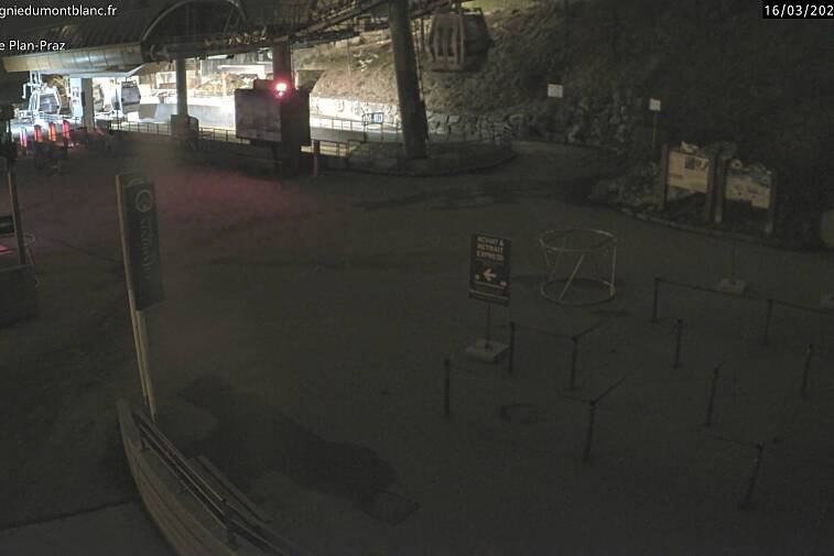 This Brevent webcam view gives you a glimpse of the current queue conditions going up the Planpraz telecabin for the Brevent ski area