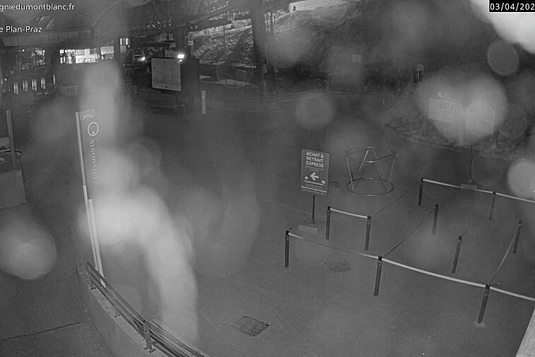 This Brevent webcam view gives you a glimpse of the current queue conditions going up the Planpraz telecabin for the Brevent ski area