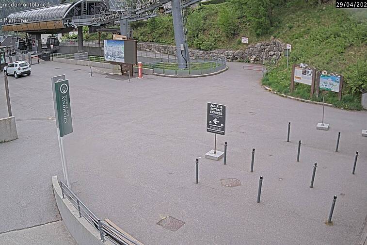 This Brevent webcam view gives you a glimpse of the current queue conditions going up the Planpraz telecabin for the Brevent ski area