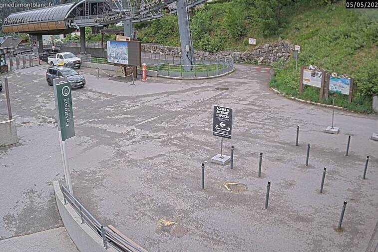 This Brevent webcam view gives you a glimpse of the current queue conditions going up the Planpraz telecabin for the Brevent ski area