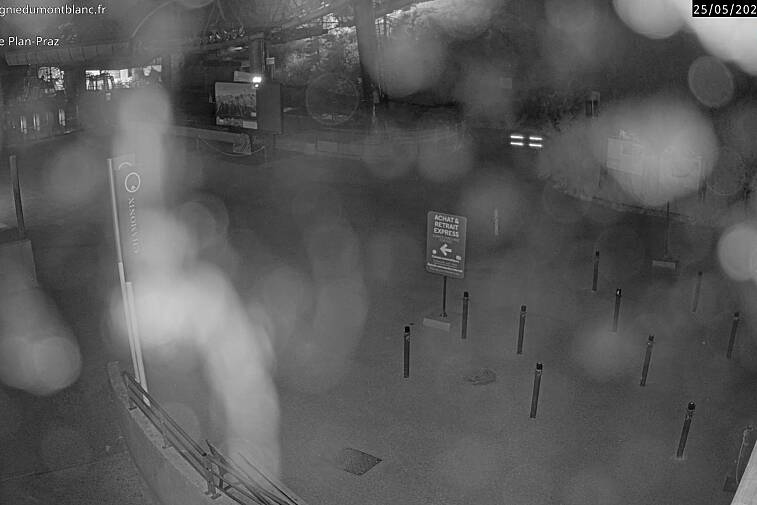 This Brevent webcam view gives you a glimpse of the current queue conditions going up the Planpraz telecabin for the Brevent ski area