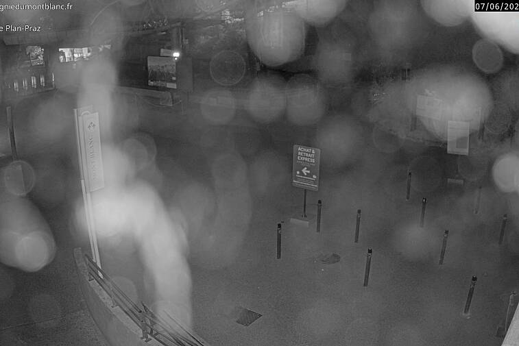 This Brevent webcam view gives you a glimpse of the current queue conditions going up the Planpraz telecabin for the Brevent ski area
