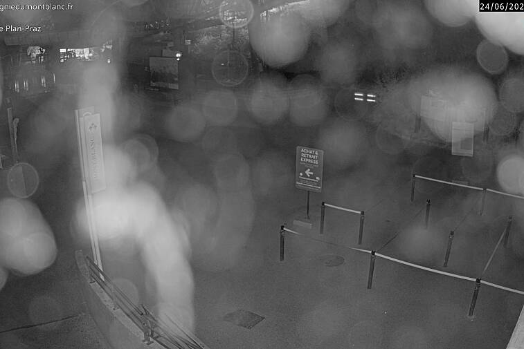 This Brevent webcam view gives you a glimpse of the current queue conditions going up the Planpraz telecabin for the Brevent ski area