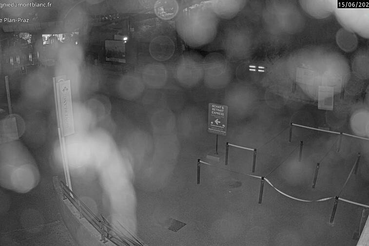 This Brevent webcam view gives you a glimpse of the current queue conditions going up the Planpraz telecabin for the Brevent ski area
