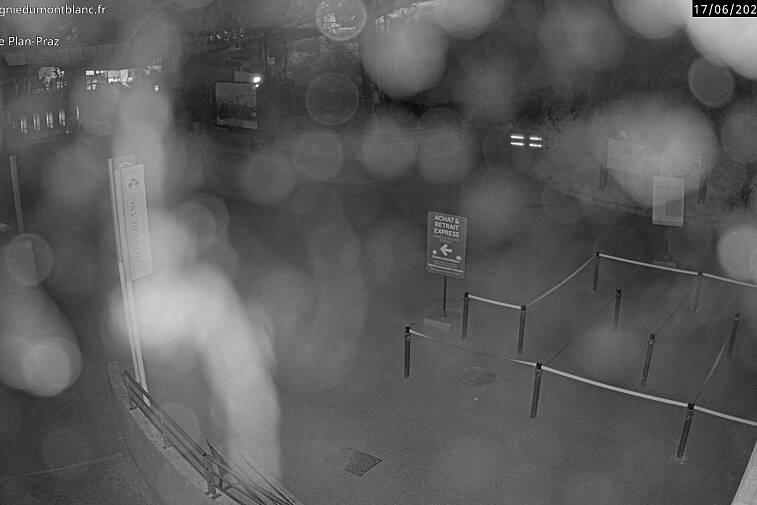 This Brevent webcam view gives you a glimpse of the current queue conditions going up the Planpraz telecabin for the Brevent ski area