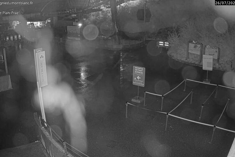 This Brevent webcam view gives you a glimpse of the current queue conditions going up the Planpraz telecabin for the Brevent ski area