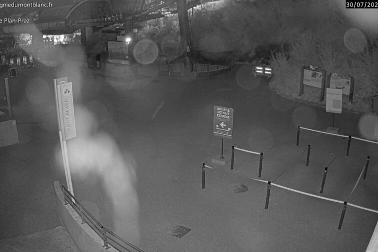 This Brevent webcam view gives you a glimpse of the current queue conditions going up the Planpraz telecabin for the Brevent ski area
