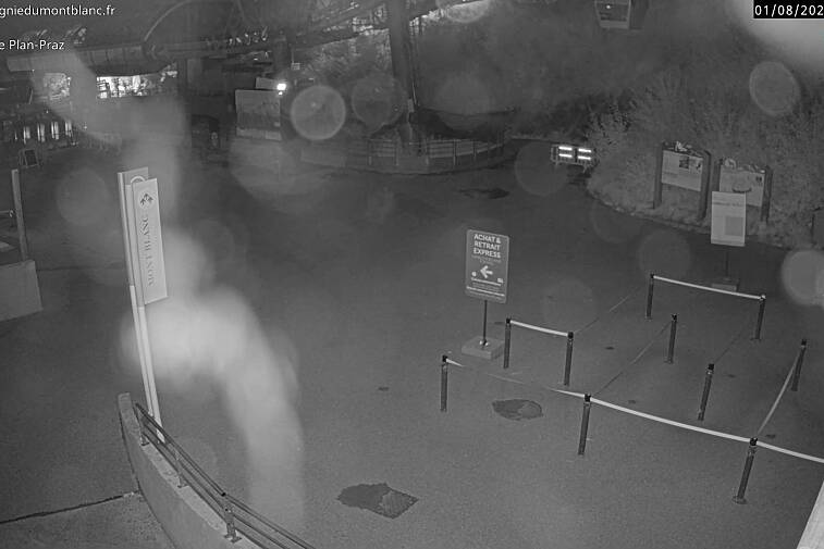 This Brevent webcam view gives you a glimpse of the current queue conditions going up the Planpraz telecabin for the Brevent ski area