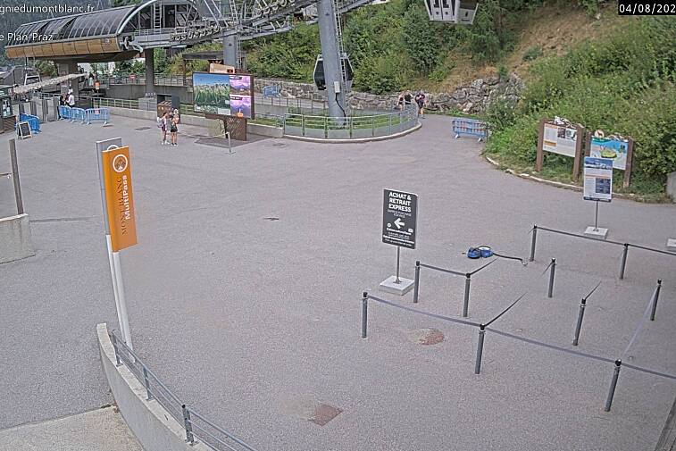 This Brevent webcam view gives you a glimpse of the current queue conditions going up the Planpraz telecabin for the Brevent ski area