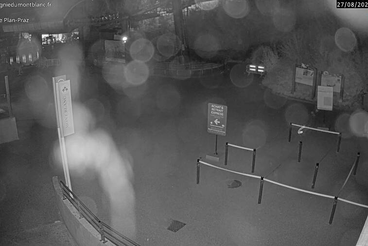 This Brevent webcam view gives you a glimpse of the current queue conditions going up the Planpraz telecabin for the Brevent ski area