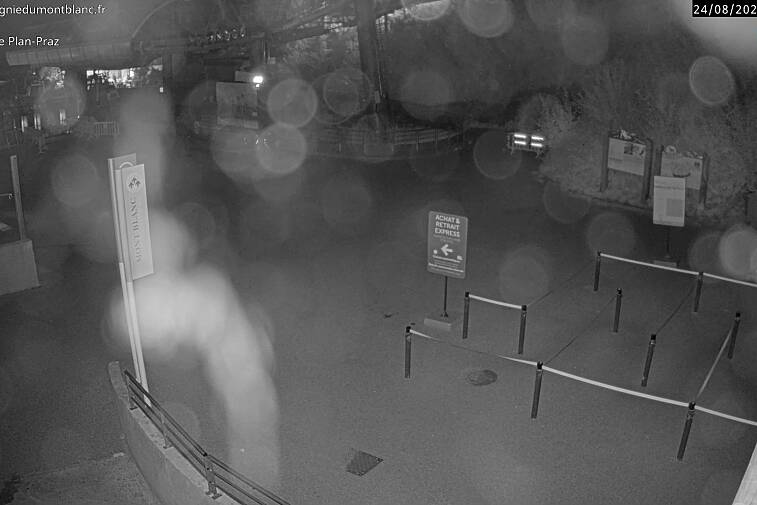 This Brevent webcam view gives you a glimpse of the current queue conditions going up the Planpraz telecabin for the Brevent ski area
