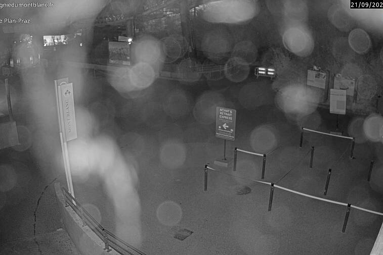 This Brevent webcam view gives you a glimpse of the current queue conditions going up the Planpraz telecabin for the Brevent ski area
