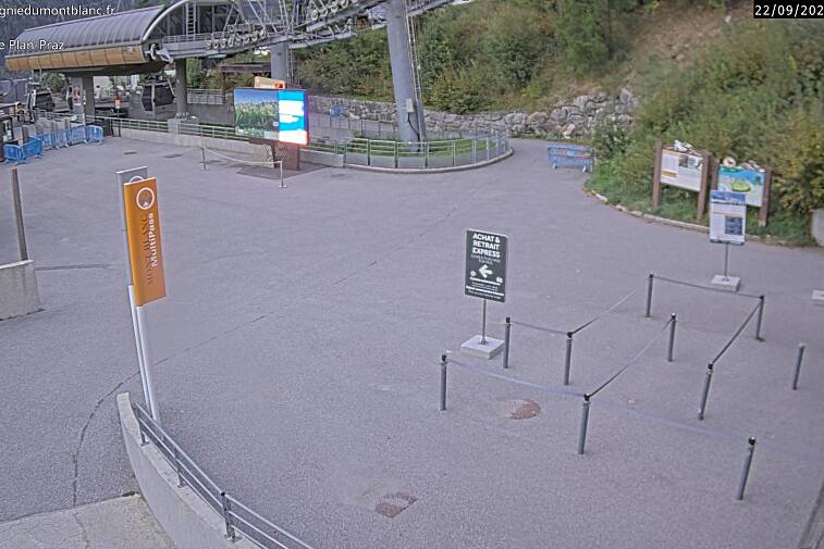This Brevent webcam view gives you a glimpse of the current queue conditions going up the Planpraz telecabin for the Brevent ski area