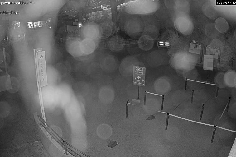 This Brevent webcam view gives you a glimpse of the current queue conditions going up the Planpraz telecabin for the Brevent ski area