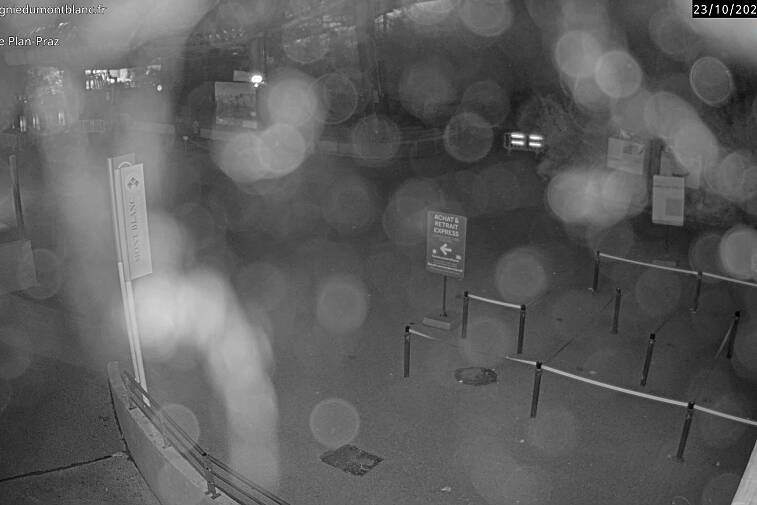 This Brevent webcam view gives you a glimpse of the current queue conditions going up the Planpraz telecabin for the Brevent ski area