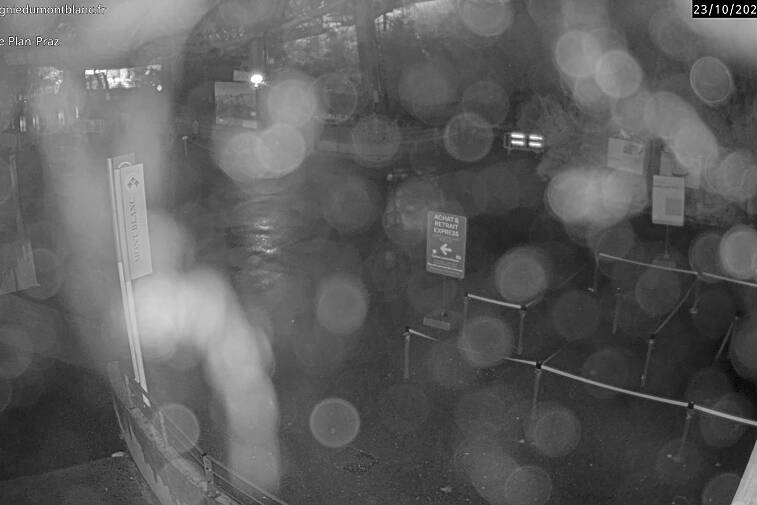 This Brevent webcam view gives you a glimpse of the current queue conditions going up the Planpraz telecabin for the Brevent ski area