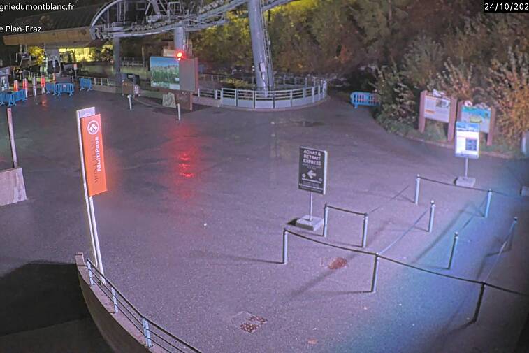 This Brevent webcam view gives you a glimpse of the current queue conditions going up the Planpraz telecabin for the Brevent ski area