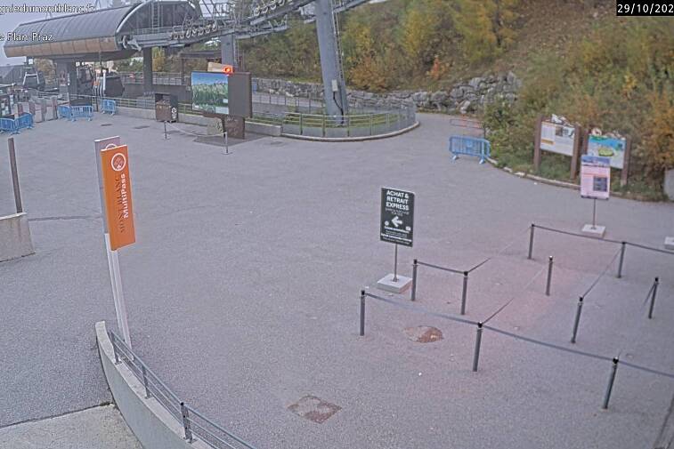 This Brevent webcam view gives you a glimpse of the current queue conditions going up the Planpraz telecabin for the Brevent ski area