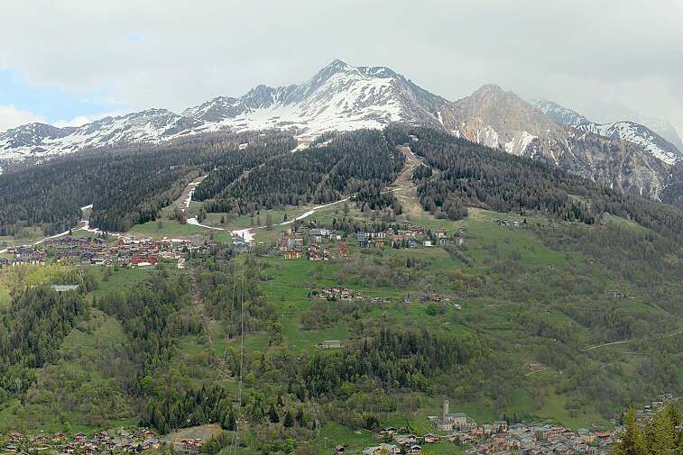 This webcam view in Plan Peisey from the Vanoise Express cable car -- which carries 2000 people per hour in its two huge double-decker cable cars -- gives great views across the valley