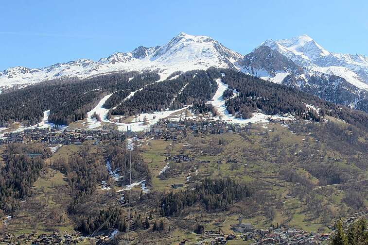 This webcam view in Plan Peisey from the Vanoise Express cable car -- which carries 2000 people per hour in its two huge double-decker cable cars -- gives great views across the valley
