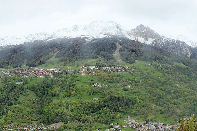 This webcam view in Plan Peisey from the Vanoise Express cable car -- which carries 2000 people per hour in its two huge double-decker cable cars -- gives great views across the valley