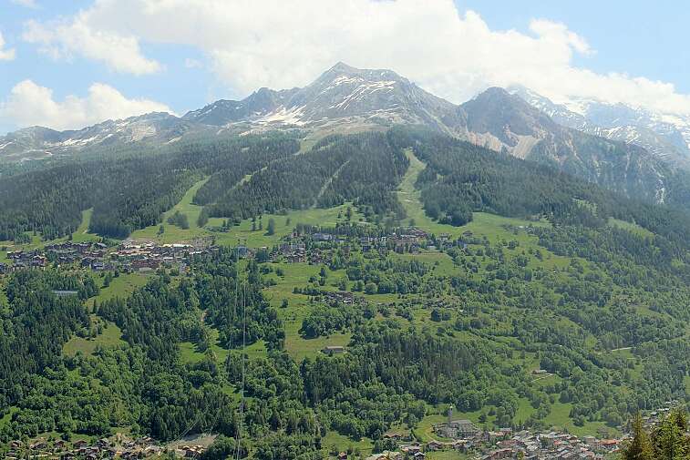 This webcam view in Plan Peisey from the Vanoise Express cable car -- which carries 2000 people per hour in its two huge double-decker cable cars -- gives great views across the valley